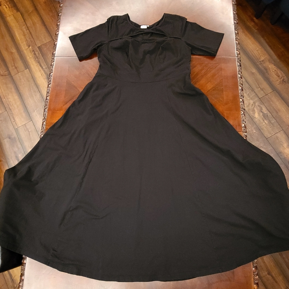 3X/24W eshakti Long Black Dress with cut out neck line detail and short sleeves